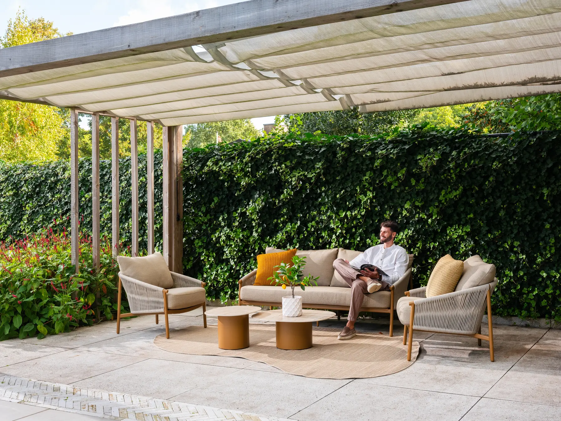 Комплект Milos Amber: диван і два лаунж-крісла на терасі під перголою